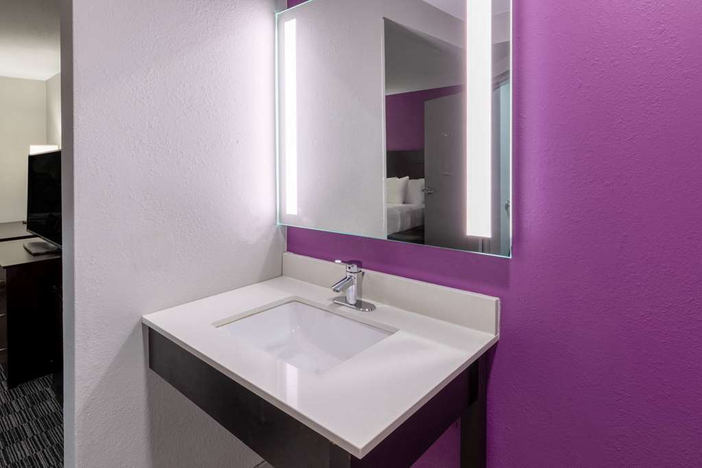 La Quinta Inn & Suites by Wyndham Houston NW Brookhollow - photo 23