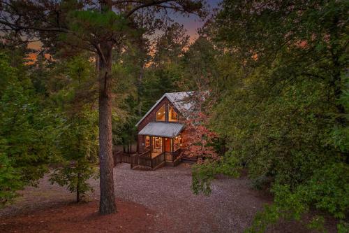 Rustic Cabin Near Creek with Hot Tub & Fire Pit — 4-Star Luxury Hotel in Broken Bow, United States