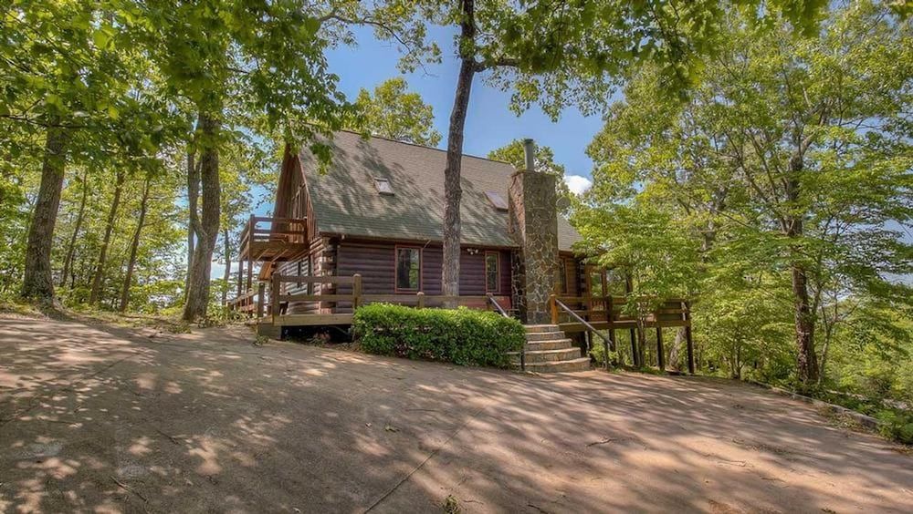 Eagles Nest - carbon neutral hotel in Morganton