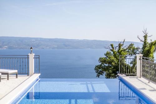 Luxury villa Libar near Split heated pool — 4-Star Luxury Hotel in Jesenice, Croatia