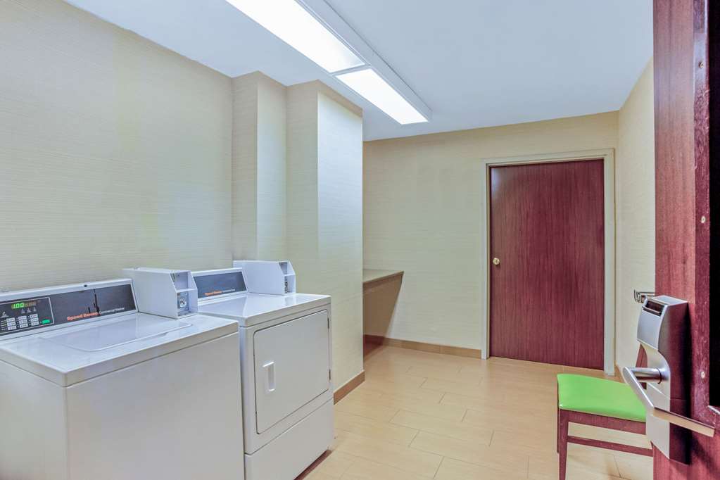 La Quinta Inn & Suites by Wyndham Manassas Battlefield - photo 46