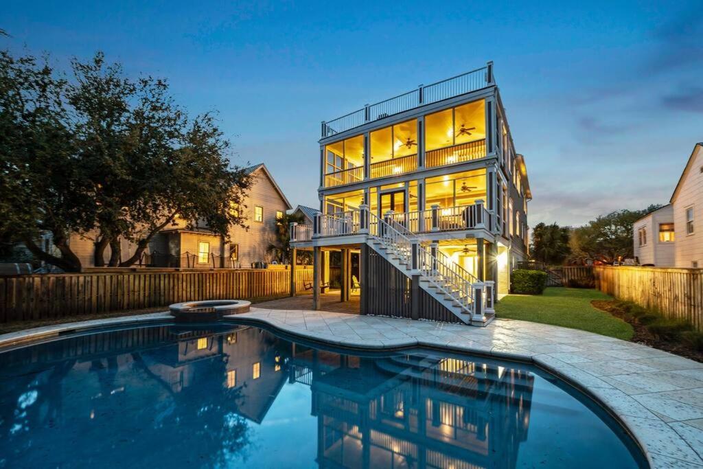 814 Carolina Custom Private Home Pool Roof Top Deck — 4-Star Luxury Hotel in Isle Of Palms, United States