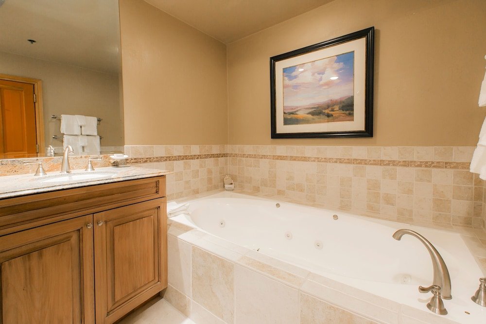Premium Luxury Three Bedroom Suite with Two Hot Tubs 3 Apartment Hotel by RedAwning - photo 8