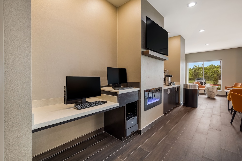La Quinta Inn & Suites by Wyndham Sulphur - photo 23