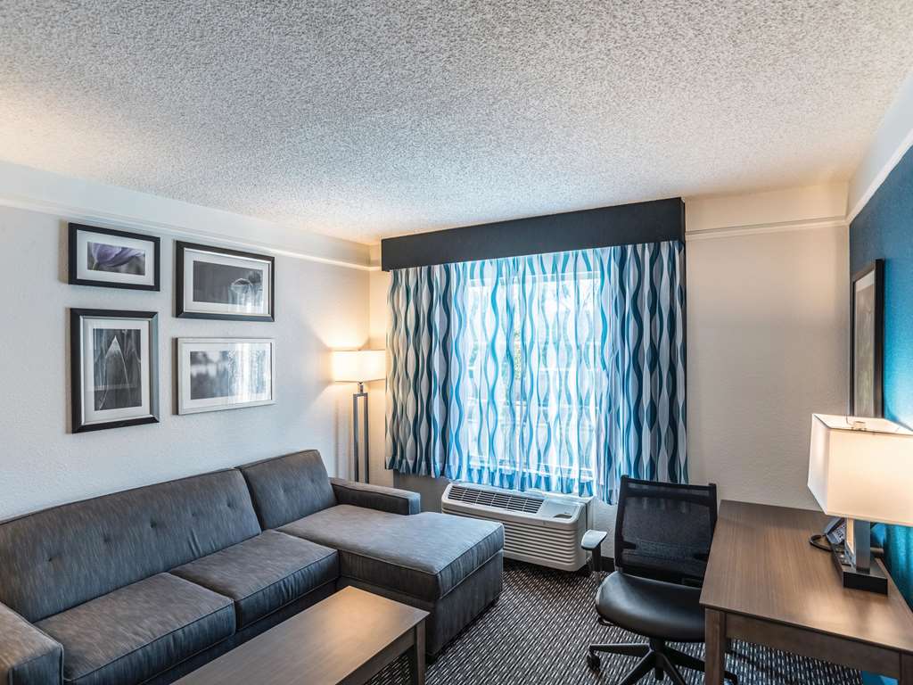 La Quinta Inn & Suites by Wyndham Phoenix Chandler - photo 35