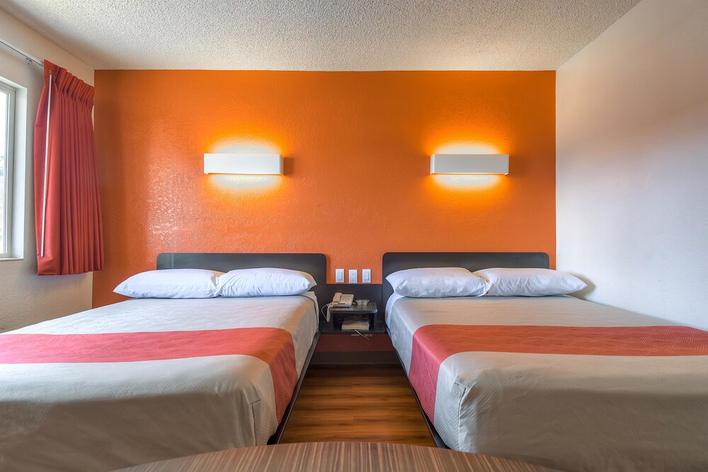 Motel 6 Los Angeles Long Beach - photo 13