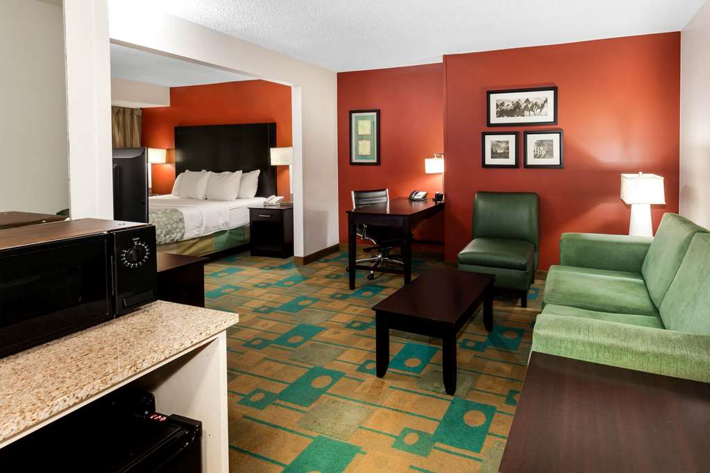 La Quinta Inn & Suites by Wyndham Milwaukee Bayshore Area - photo 25