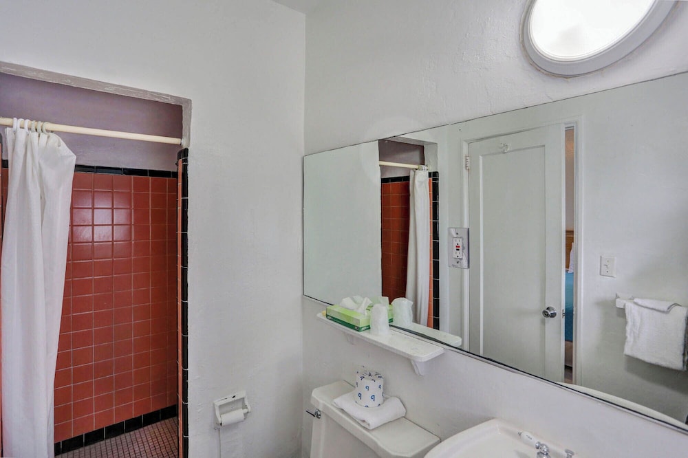 Richard's Motel - photo 92