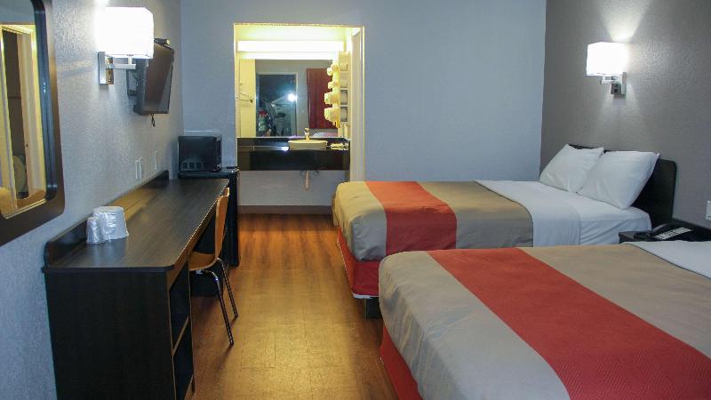 Motel6 Fayetteville AR - photo 34