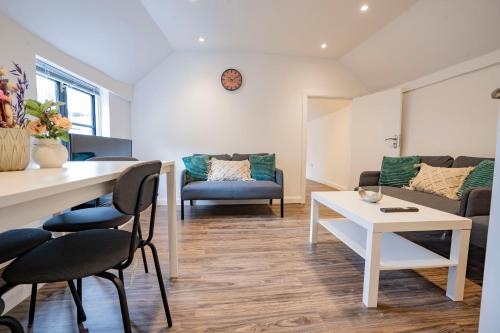 Ideal Uxbridge Hub 3 Bed Flat Next to the Station — 4-Star Luxury Hotel in Uxbridge, United Kingdom