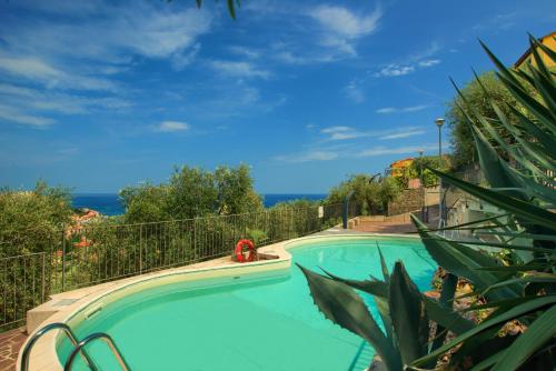 Casa con piscina vista mare patio privato AC posto auto e wi fi — 4-Star Luxury Hotel in Imperia, Italy