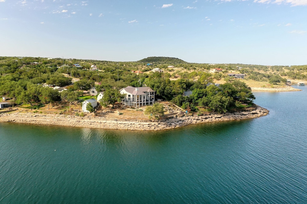 Lakefront Luxury breathtaking Views games firepit in Burnet, United States