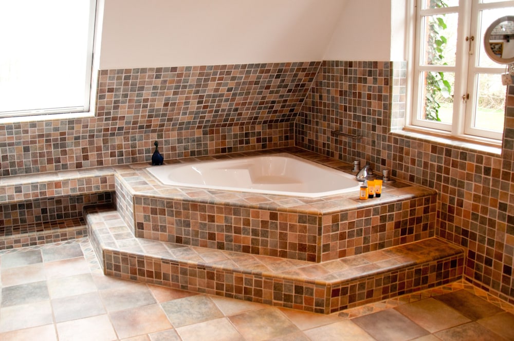 Deep soaking bathtub