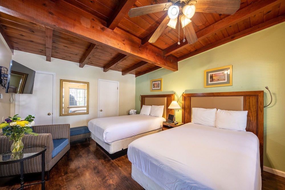 Emerald Bay Lodge - photo 8