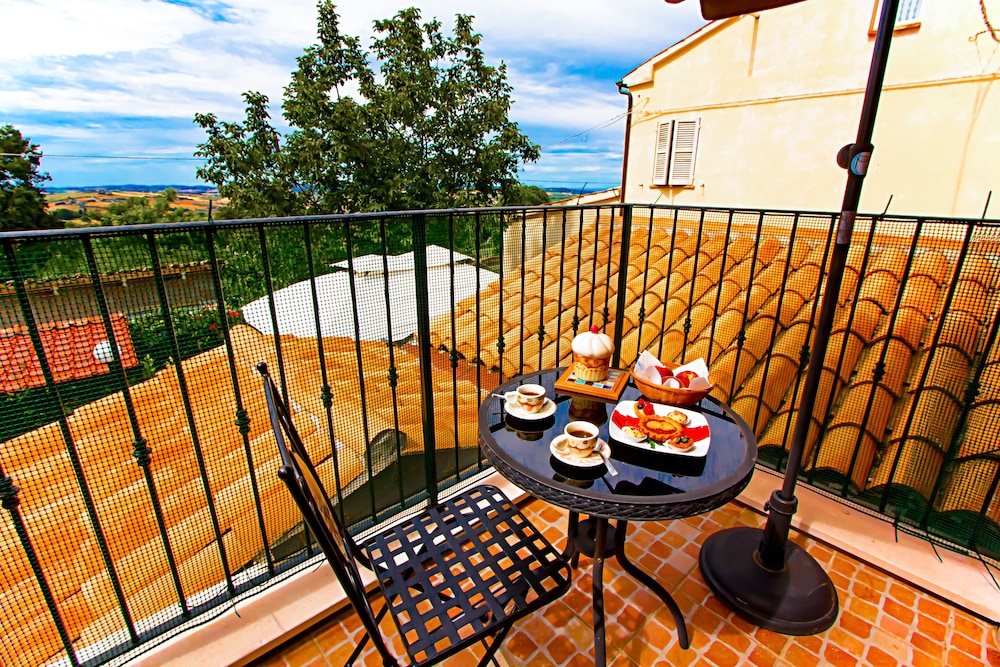 Eden Lilli B B Cartoceto — 4-Star Luxury Hotel in Cartoceto, Italy