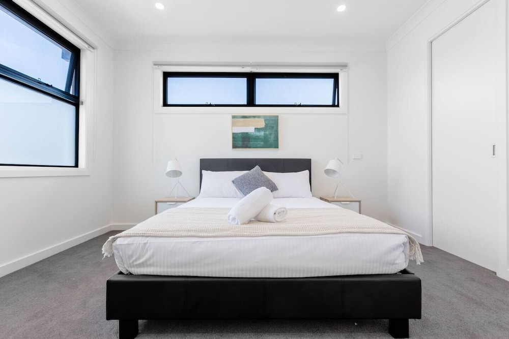 WoW Factor luxe 4BR Townhouse@glen Waverley — 4-Star Luxury Hotel in Glen Waverley, Australia