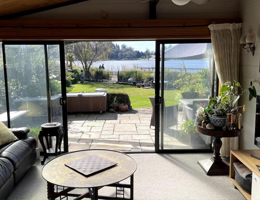Lakeside Retreat - last minute hotel in Hamilton