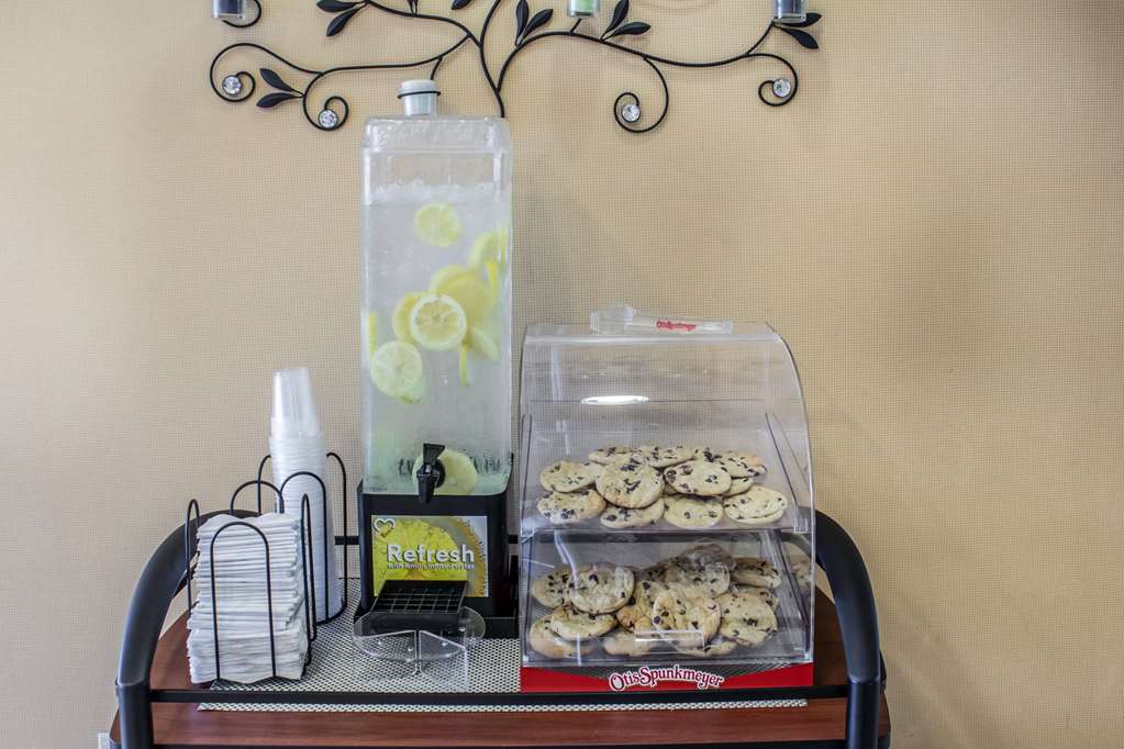 Econo Lodge Ankeny Des Moines - photo 5