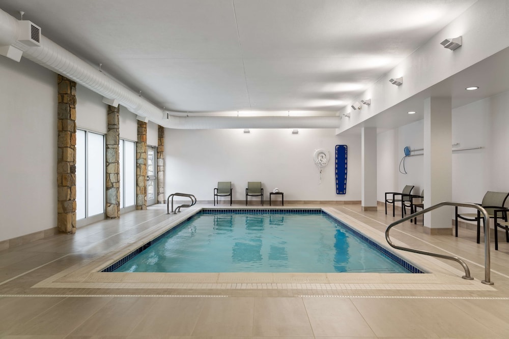 DoubleTree by Hilton Pittsburgh Airport — 4-Star Luxury Hotel in Coraopolis, United States