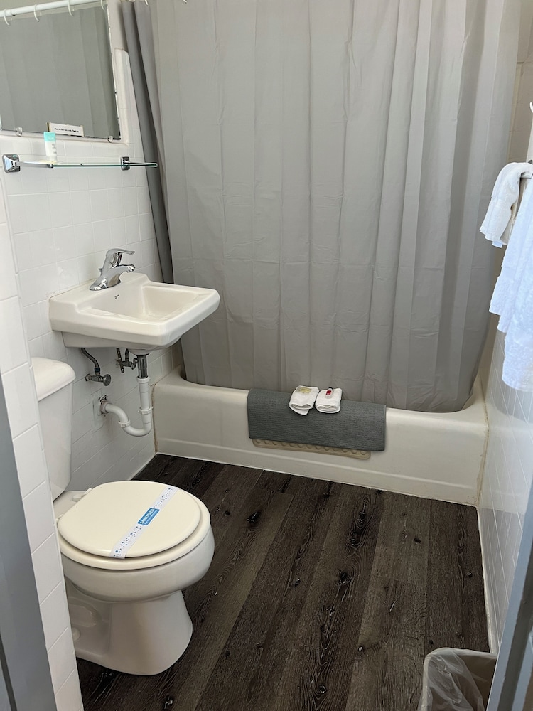 Midtown Inn & Suites - photo 45