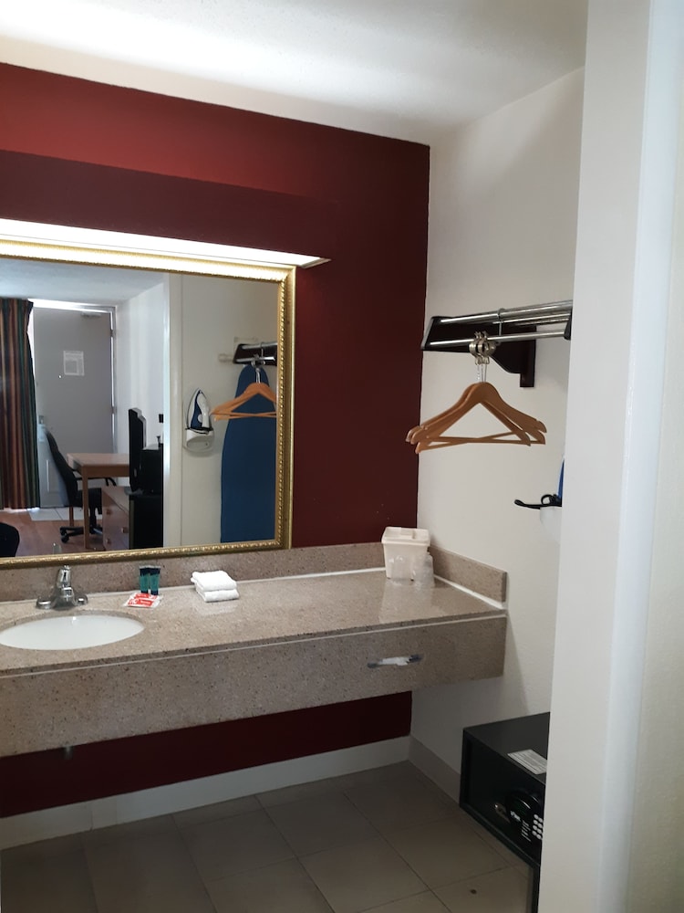 OYO Hotel Phoenix City - photo 17