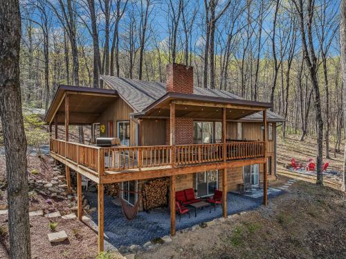 Ma Ple Haven Wifi Fireplace Deck Fire Pit Family Friendly Game Room Pool Access — Berkeley Springs