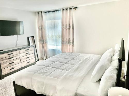 Spacious 4 bedroom house 6beds with office space — 4-Star Luxury Hotel in Charlotte, United States