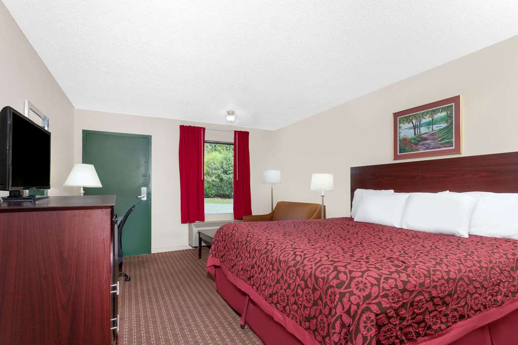 Days Inn by Wyndham Columbia NE Fort Jackson - photo 8