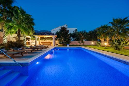 Villa Antura with private heated 50sqm pool 3 bedrooms 3 bathrooms and gym — 4-Star Luxury Hotel in Zrnovnica, Croatia