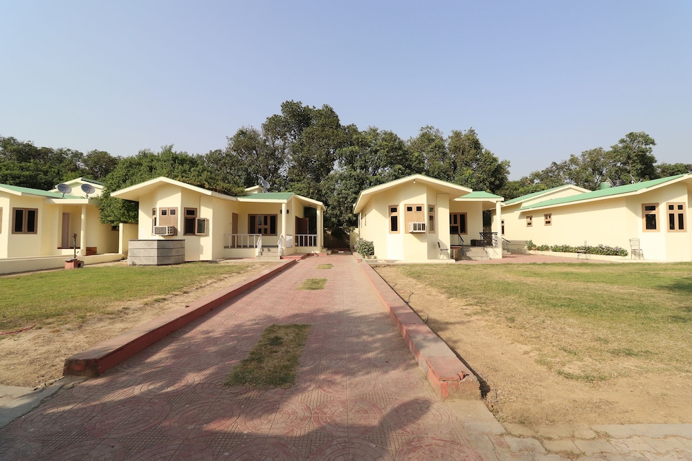 OYO 30450 Aamrapaali Water Park — hotel in Malihabad