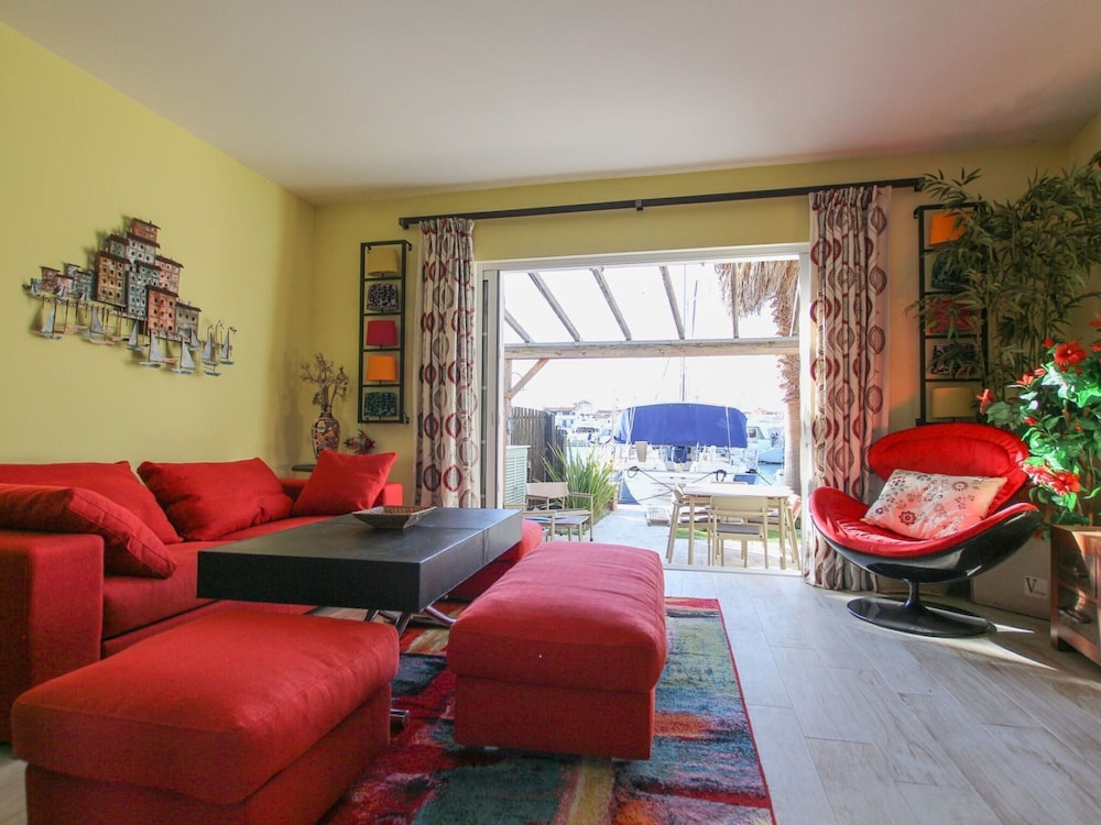 Lovely Holiday Home in Port Grimaud With Terrace — 4-Star Luxury Hotel in Grimaud, France