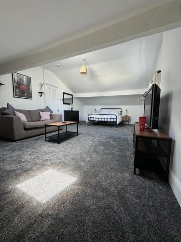 The Eaves Victorian second floor open plan apartment — 4-Star Luxury Hotel in Southport, United Kingdom