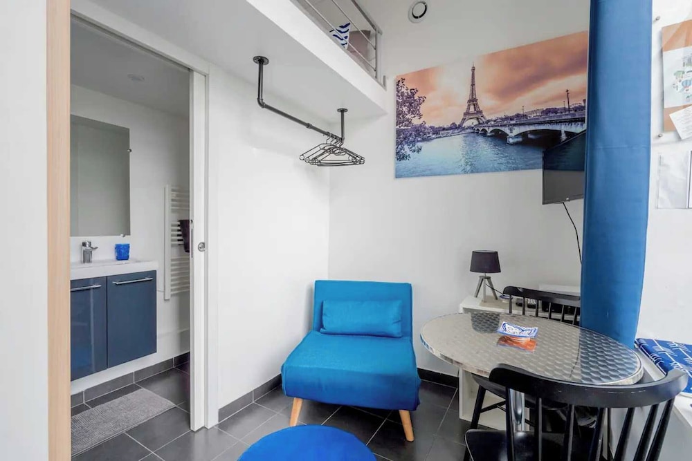 Authentic Studio 2P Gare de L'est - last minute hotel in Paris