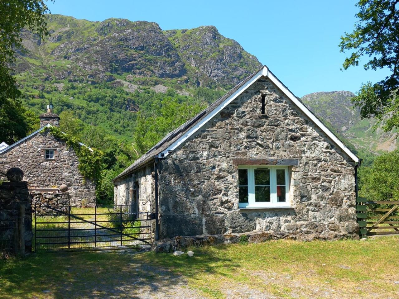 Gesail Barn and Farmhouse — 4-Star Luxury Hotel in Machynlleth, United Kingdom