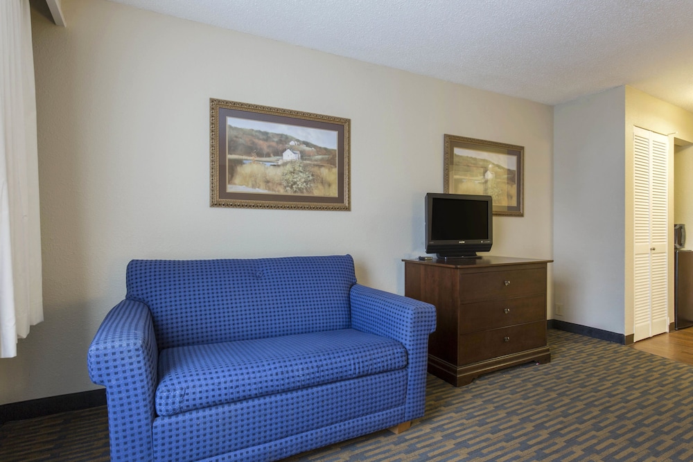 Lamplighter Inn & Suites South - photo 26