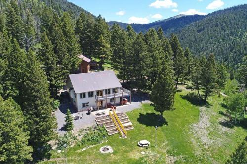 Breathtaking Views Close to Yellowstone — 4-Star Luxury Hotel in Island Park, United States