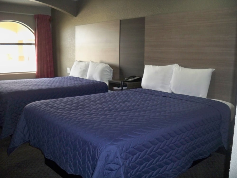 Scottish Inn & Suites - photo 28
