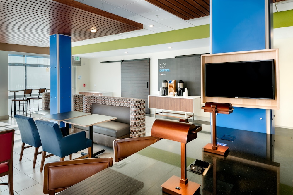 Holiday Inn Express & Suites Bend South by IHG - photo 39