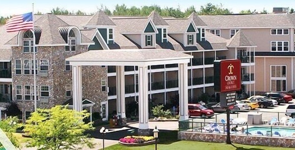 Crown Choice Inn Suites Lakeview Waterpark — Mackinaw