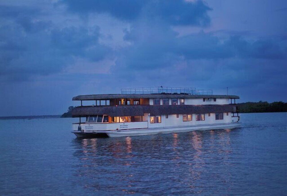 The Oberoi Motor Vessel Vrinda - carbon neutral hotel in Cherthala