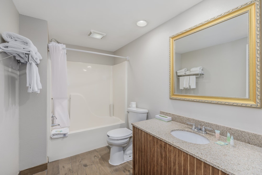 Crossroads Inn & Suites - photo 9