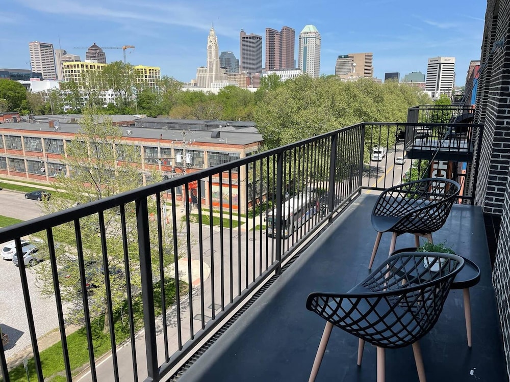 The City View Suite Garage Parking Top Floor — 4-Star Luxury Hotel in Columbus, United States