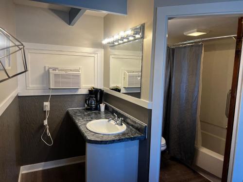 Claddagh Motel & Suites - photo 65