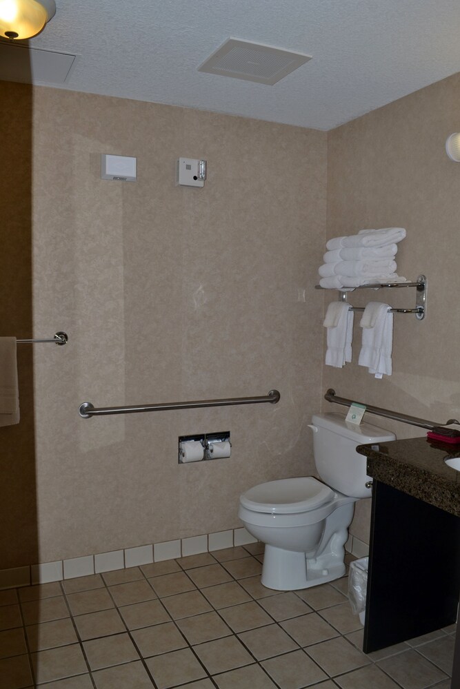 Paola Inn And Suites - photo 31