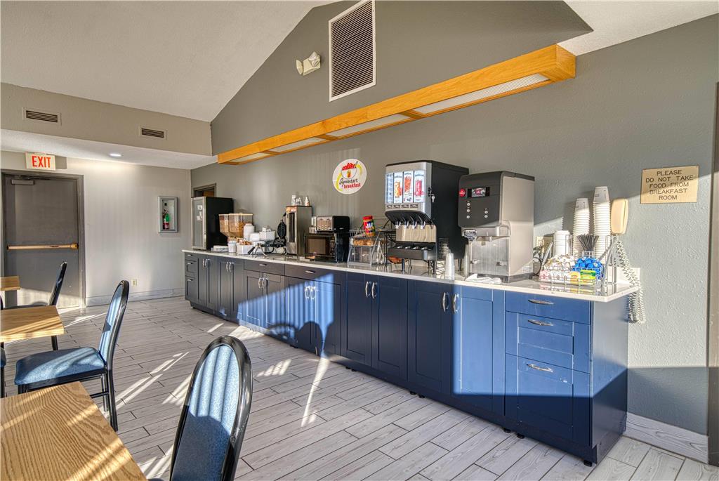 Super 8 by Wyndham Hot Springs - photo 25