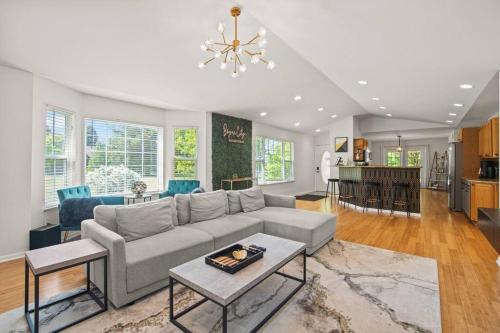 Delight: Bold & Bougie Sleeps 12 Downtown Boyne — hotel in Boyne City