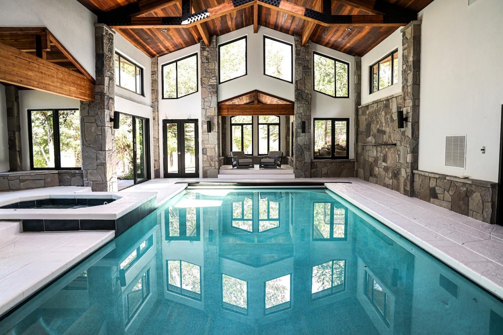 KBM Resorts Private Home Estate Indoor Pool Theater Pool Table Shuffle Board Workout room PAS 2680 — 5-Star Luxury Hotel in Bridgeport, United States