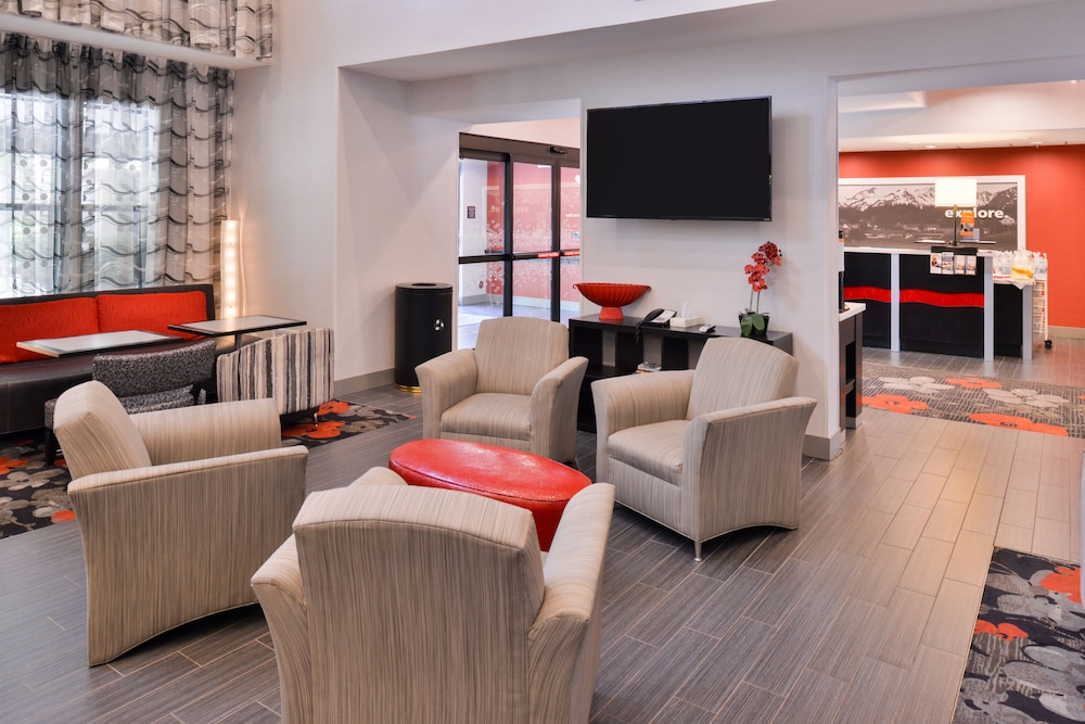 Hampton Inn & Suites DuPont - photo 4