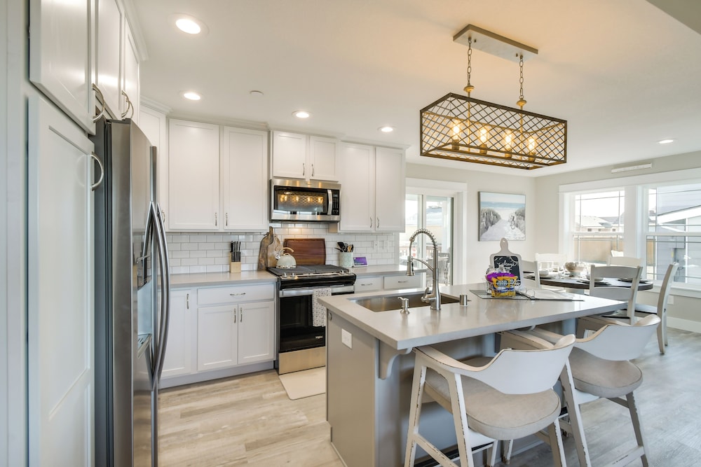 Pet Friendly Retreat with Fenced Yard and Fire Pit in Ocean Shores, United States