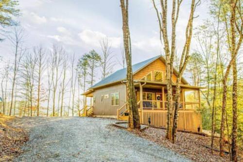 Art's Bungalow wooded seclusion 1 mi to Deep Creek and Bryson City — 4-Star Luxury Hotel in Bryson City, United States